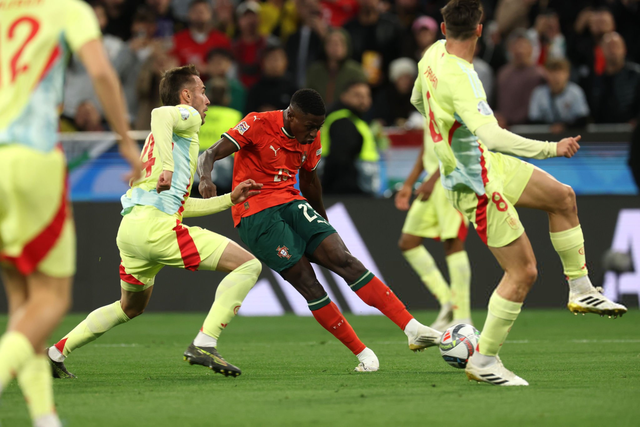 德天空：34岁因西涅有意重返欧洲足坛，甚至愿接受大幅降薪（德天空：34岁因西涅盼回归欧洲赛场，不惜接受大幅降薪）